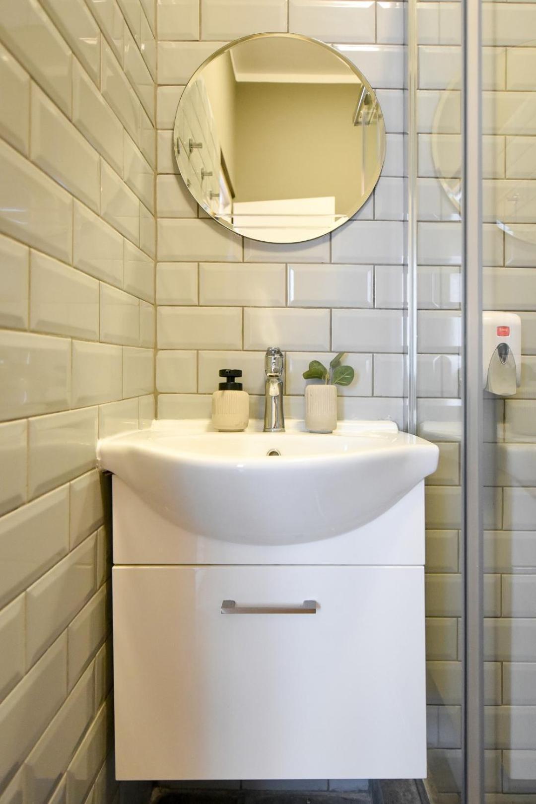 City Center Getaway - Cozy Accommodation For Your Perfect Stay Букурещ Стая снимка